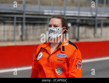 8. August 2020; Brands Hatch Circuit, West Kingsdown, Kent, England; Kwik Fit British Touring Car Championship, Qualifying Day; Race Marshall trägt Gesichtsschutz für COVID-Einschränkungen Stockfoto