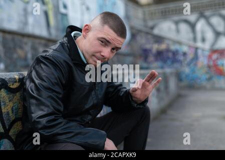 Bully Verbrecher in schwarzer Lederjacke Stockfoto