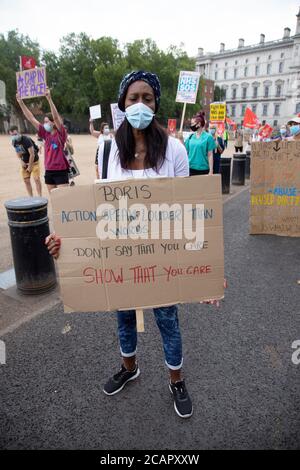 London, Großbritannien. August 2020. Mitarbeiter des nationalen Gesundheitsdienstes im Zentrum von London protestieren gegen ihren Ausschluss aus der Lohnerhöhung des öffentlichen Sektors. Demonstranten versammelten sich im St James's Park, bevor sie über die Downing Street zum Parliament Square marschierten. Kredit: Denise Laura Baker/Alamy Live Nachrichten Stockfoto