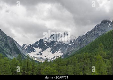 Schneebedeckte Berge auf dem Weg zum See Kuyguk Mountain Altai Stockfoto