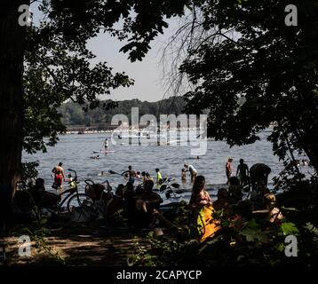 Berlin, Deutschland. August 2020. Viele Menschen kühlen sich in der Hitze am Wannsee ab. Quelle: Paul Zinken/dpa-Zentralbild/dpa/Alamy Live News Stockfoto