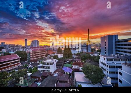 Ein mehrfarbiger Sonnenuntergang über Phra Nakhon (Pranakorn), der Altstadt von Bangkok, Thailand; links: (Tempel) Wat Sam Phraya, rechts: Rama VIII. Brücke Stockfoto