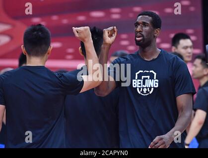 (200808) -- QINGDAO, 8. August 2020 (Xinhua) -- Ekpe Udoh (R) von Beijing Ducks begrüßt seinen Teamkollegen vor dem Halbfinalspiel zwischen Guangdong Southern Tigers und Beijing Ducks in der Liga der Chinesischen Basketballvereinigung (CBA) 2019-2020 in Qingdao, der ostchinesischen Provinz Shandong, 8. August 2020. (Xinhua/Zhu Zheng) Stockfoto