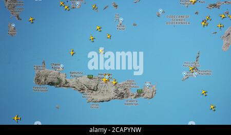 Flugverkehr über die Insel Kriti, Griechenland, (08. august 2020, UTC 09.07), im Internet mit Flightradar 24-Standort, während der Coronavirus-Pandemie Stockfoto