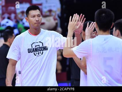 (200808) -- QINGDAO, 8. August 2020 (Xinhua) -- Yi Jianlian (L) von Guangdong Southern Tigers begrüßt seine Teamkollegen vor dem Halbfinalspiel zwischen Guangdong Southern Tigers und Beijing Ducks bei der 2019-2020 Chinese Basketball Association (CBA) Liga in Qingdao, Ost-Chinas Provinz Shandong, 8. August 2020. (Xinhua/Zhu Zheng) Stockfoto