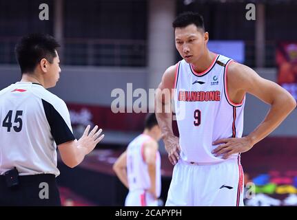 (200808) -- QINGDAO, 8. August 2020 (Xinhua) -- Yi Jianlian (R) von Guangdong Southern Tigers reagiert während des Halbfinalmatches zwischen Guangdong Southern Tigers und Beijing Ducks bei der 2019-2020 Chinese Basketball Association (CBA) Liga in Qingdao, Ost-Chinas Provinz Shandong, 8. August 2020. (Xinhua/Zhu Zheng) Stockfoto