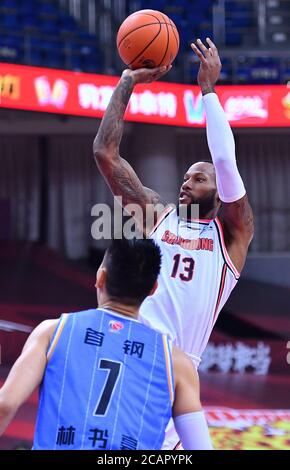 (200808) -- QINGDAO, 8. August 2020 (Xinhua) -- Sonny Weems (R) von Guangdong Southern Tigers schießt während des Halbfinalmatches zwischen Guangdong Southern Tigers und Beijing Ducks bei der 2019-2020 Chinese Basketball Association (CBA) Liga in Qingdao, Ost-Chinas Provinz Shandong, 8. August 2020. (Xinhua/Zhu Zheng) Stockfoto