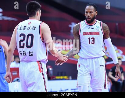 (200808) -- QINGDAO, 8. August 2020 (Xinhua) -- Sonny Weems von Guangdong Southern Tigers begrüßt seinen Teamkollegen Ren Junfei während des Halbfinalmatches zwischen Guangdong Southern Tigers und Beijing Ducks bei der 2019-2020 Chinese Basketball Association (CBA) Liga in Qingdao, Ostchinas Provinz Shandong, 8. August 2020. (Xinhua/Zhu Zheng) Stockfoto