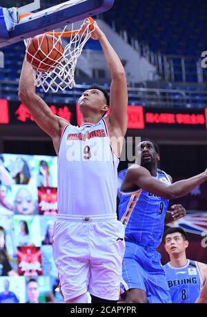 (200808) -- QINGDAO, 8. August 2020 (Xinhua) -- Yi Jianlian (L) von Guangdong Southern Tigers dunks während des Halbfinalmatches zwischen Guangdong Southern Tigers und Beijing Ducks bei der 2019-2020 Chinese Basketball Association (CBA) Liga in Qingdao, Ostchina Shandong Provinz, 8. August 2020. (Xinhua/Zhu Zheng) Stockfoto