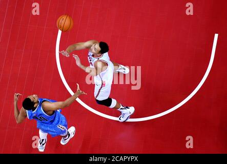 (200808) -- QINGDAO, 8. August 2020 (Xinhua) -- Yi Jianlian (R) von Guangdong Southern Tigers verteidigt Taruike Jianiyou von Beijing Ducks während des Halbfinalsspiels zwischen Guangdong Southern Tigers und Beijing Ducks bei der Liga der Chinesischen Basketballvereinigung (CBA) 2019-2020 in Qingdao, der ostchinesischen Provinz Shandong, 8. August 2020. (Xinhua/Li Ziheng) Stockfoto