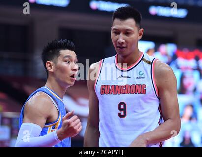 (200808) -- QINGDAO, 8. August 2020 (Xinhua) -- Yi Jianlian (R) von Guangdong Southern Tigers und Jeremy Lin von Beijing Ducks werden während des Halbfinalmatches zwischen Guangdong Southern Tigers und Beijing Ducks in der 2019-2020 Chinese Basketball Association (CBA) Liga in Qingdao, Ostchina Shandong Provinz, 8. August 2020 gesehen. (Xinhua/Zhu Zheng) Stockfoto