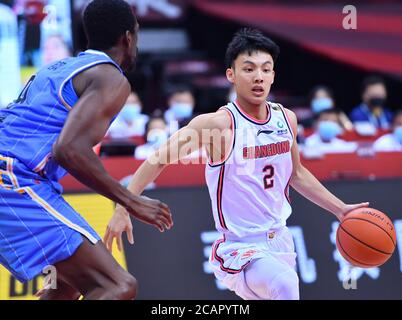 (200808) -- QINGDAO, 8. August 2020 (Xinhua) -- Xu Jie (R) von Guangdong Southern Tigers bricht während des Halbfinalmatches zwischen Guangdong Southern Tigers und Beijing Ducks in der Liga der Chinesischen Basketball Vereinigung (CBA) 2019-2020 in Qingdao, der ostchinesischen Provinz Shandong, am 8. August 2020 durch. (Xinhua/Zhu Zheng) Stockfoto