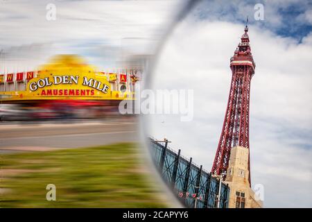 Der weltberühmte Blackpool Turm, der durch einen Spiegel gesehen wurde, saß auf der goldenen Meile. Stockfoto