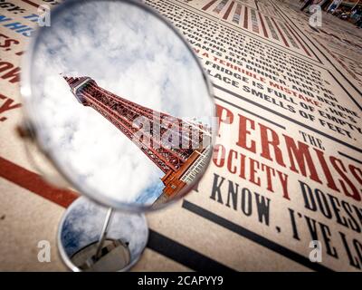 Der weltberühmte Blackpool Turm durch einen Spiegel saß auf dem Komödienteppich. Stockfoto