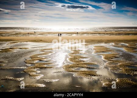 Strandszene auf Blackpool Sands, bevor die Flut wieder einkehrt. Stockfoto