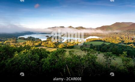 Derwentwater mit Catbells im Hintergrund an einem knackigen Morgen, wenn die Sonne aufgeht. Stockfoto