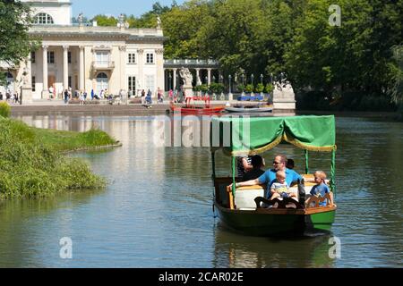 Lazienki Palace, Warschau, Polen - Touristen genießen Bootsfahrten auf den Wasserstraßen des Lazienki Park im August 2020 Stockfoto