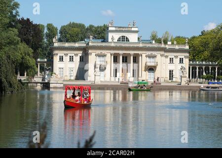 Lazienki Palace, Warschau, Polen - Touristen genießen Bootsfahrten auf den Wasserstraßen des Lazienki Park im August 2020 Stockfoto