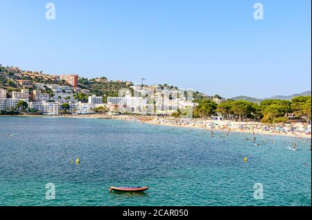 Santa Ponsa, Mallorca, Spanien. Blick auf das Meer, Strand, Boot, blauer Himmel Stockfoto