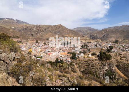 Blick auf die präinkaischen Ruinen und die Stadt Chivay in Peru. Diese Ruinen wurden für die Lagerung von Lebensmitteln oder Bestattungen verwendet. Stockfoto