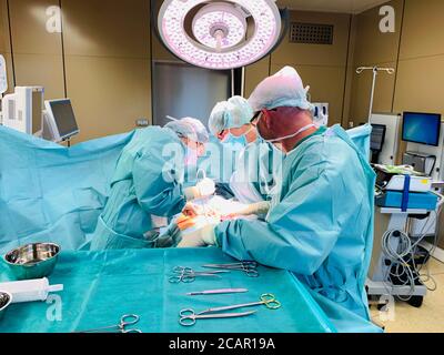 In einem großen Operationssaal wird eine Operation durchgeführt Von zwei Ärzten Stockfoto