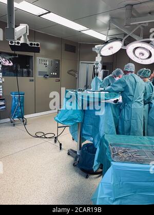 In einem großen Operationssaal wird eine Operation durchgeführt Von zwei Ärzten Stockfoto
