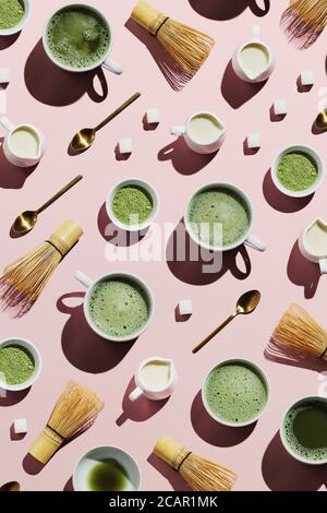 Flaches Lay von Werkzeugen für die Herstellung und Tassen von vegan matcha Latte mit Hafermilch Stockfoto