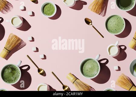 Flaches Lay von Werkzeugen für die Herstellung und Tassen von vegan matcha Latte mit Hafermilch Stockfoto