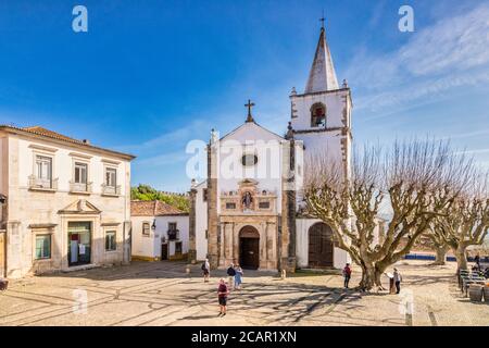 11. März 2020: Obidos, Portugal - der Hauptplatz in der ummauerten Stadt Obidos, mit der Igreja de Santa Maria, die Kirche der Heiligen Maria. Stockfoto