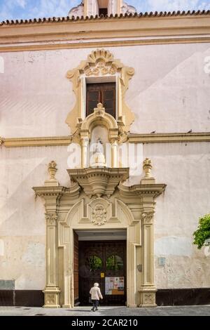 12. März 2020: Cádiz, Spanien - die Tür des Klosters des heiligen Franziskus auf der Plaza San Francisco bei Frühlingssonne, Cádiz. Stockfoto