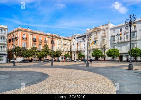 12. März 2020: Cadiz, Spanien - die Plaza de San Antonio und ihre umliegenden Gebäude bei Frühlingssonnenbaden, Cadiz. Stockfoto