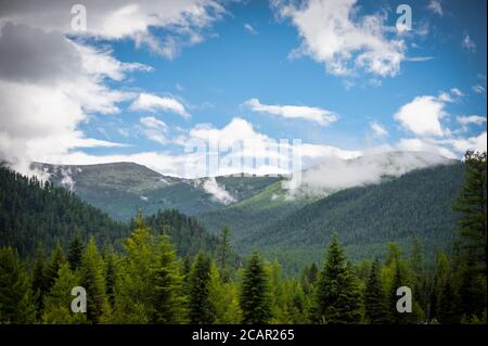 Sonnenlicht fällt auf das Altai-Gebirge durch die Wolken Stockfoto