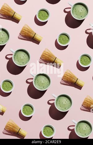 Muster mit Werkzeugen zur Herstellung von Matcha-Getränk Stockfoto