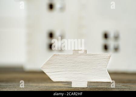Holzschild im Hintergrund des Hauses. Vorderansicht Nahaufnahme. Stockfoto