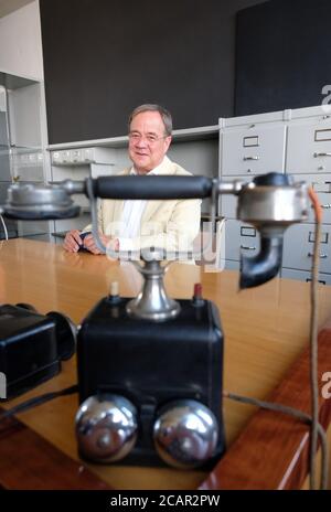 08. August 2020, Sachsen-Anhalt, Dessau-Roßlau: Armin Laschet (CDU), Ministerpräsident des Landes Nordrhein-Westfalen, sitzt in der historischen Studie der Direktoren vergangener Epochen am Bauhaus Dessau. Laschet besucht Sachsen-Anhalt auf Einladung von R. Haseloff, Ministerpräsident des Landes Sachsen-Anhalt. Foto: Sebastian Willnow/dpa-Zentralbild/dpa Stockfoto