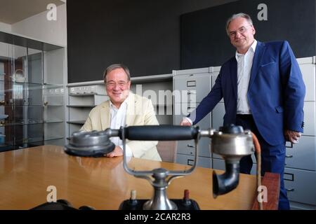 08. August 2020, Sachsen-Anhalt, Dessau-Roßlau: Armin Laschet (CDU, l), Ministerpräsident des Landes Nordrhein-Westfalen, und Reiner Haseloff (CDU), Ministerpräsident des Landes Sachsen-Anhalt, am Bauhaus Dessau in der historischen Studie der Direktoren vergangener Epochen. Laschet besucht das Bauhaus im Rahmen seiner Reise nach Sachsen-Anhalt. Foto: Sebastian Willnow/dpa-Zentralbild/dpa Stockfoto