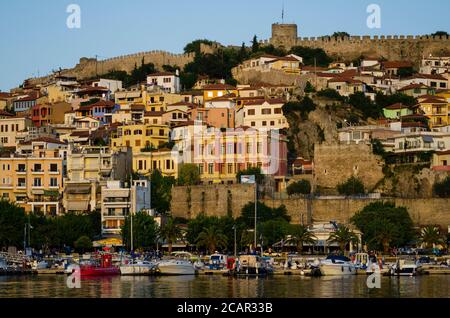 Gesamtansicht der Burg dominiert das Stadtbild von Kavala Griechenland - Foto: Geopix/Alamy Stock Photo Stockfoto