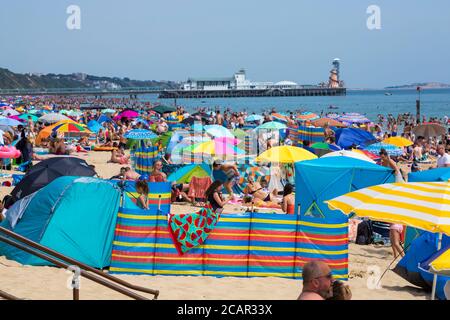 Bournemouth, Dorset, Großbritannien. August 2020. Wetter in Großbritannien: Geschäftige Strände in Bournemouth, an einem heißen und feuchten Tag strömen Sonnenanbeter an die Küste, während die Hitzewelle anhält und die Temperaturen steigen. Sonnenanbeter genießen die Sonne. Quelle: Carolyn Jenkins/Alamy Live News Stockfoto