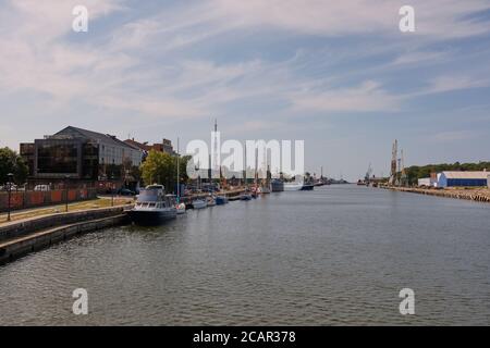 LIEPAJA,LETTLAND-20. AUGUST 2019:Blick von der Kanalbrücke auf den Hafen Liepaja, LIEPAJA, Lettland, Europa Stockfoto