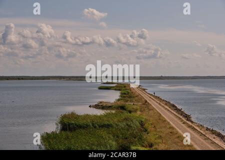 Friedlicher Liepaja See im Sommer und Damm Straße innerhalb, Liepaja See, Lettland, Europa Stockfoto