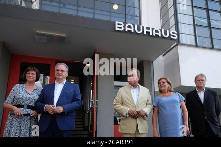 08. August 2020, Sachsen-Anhalt, Dessau-Roßlau: Reiner Haseloff (CDU, 2. V.l.), Ministerpräsident des Landes Sachsen-Anhalt, seine Frau Gabriele Haseloff (l.), Armin Laschet (CDU, M), Ministerpräsident des Landes Nordrhein-Westfalen, seine Frau Susanne Laschet sowie Wolfgang Thörer, Direktor der Bauhaus-Sammlungen, Stehen Sie zusammen vor dem Bauhaus Dessau für das Gruppenbild. Laschet besucht Sachsen-Anhalt auf Einladung von Ministerpräsident Haseloff. Foto: Sebastian Willnow/dpa-Zentralbild/dpa Stockfoto