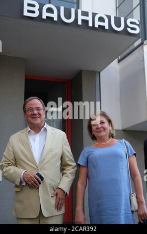 08. August 2020, Sachsen-Anhalt, Dessau-Roßlau: Vor dem Bauhaus Dessau stehen Armin Laschet (CDU), Ministerpräsident von Nordrhein-Westfalen, und seine Frau Susanne Laschet. Laschet besucht Sachsen-Anhalt auf Einladung von Ministerpräsident Haseloff. Foto: Sebastian Willnow/dpa-Zentralbild/dpa Stockfoto