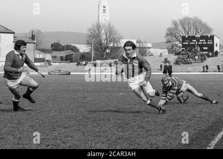 Llanelli RFC Flügelspieler David Nicholas macht eine Pause in der WRU Cup Halbfinale Kampf mit Bridgend RFC am St. Helens Rugby and Cricket Ground, Swansea, Wales am 23. März 1975 statt. Stockfoto