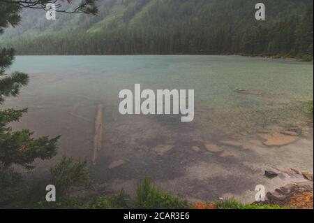 Altai-Berg. Multi-Country See im Regen Stockfoto