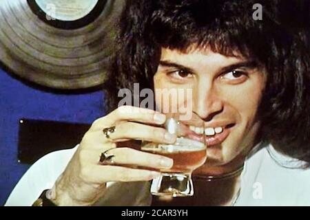 Freddie Mercury trinken beim Interview in Perth 1976 Stockfoto