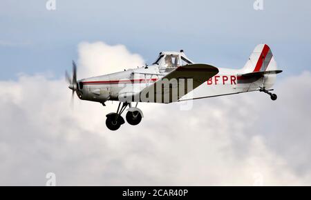 Piper PA-25-235 Pawnee (G-BFPR) bei der Shuttleworth Drive-in Airshow ein Der Sonntag 2 August 2020 Stockfoto