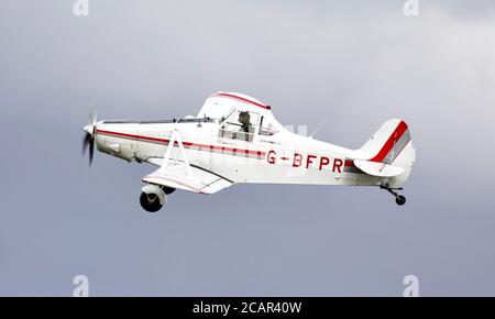 Piper PA-25-235 Pawnee (G-BFPR) bei der Shuttleworth Drive-in Airshow ein Der Sonntag 2 August 2020 Stockfoto