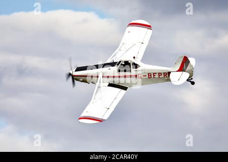 Piper PA-25-235 Pawnee (G-BFPR) bei der Shuttleworth Drive-in Airshow ein Der Sonntag 2 August 2020 Stockfoto