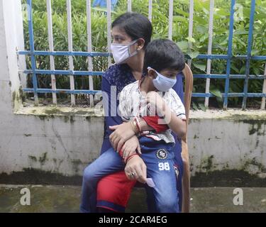 Kalkutta, Indien. August 2020. Frau wartet mit ihrem Kind auf Antigenschnelltest für (COVID-19) Coronavirus. (Foto von Ved Prakash/Pacific Press) Quelle: Pacific Press Media Production Corp./Alamy Live News Stockfoto