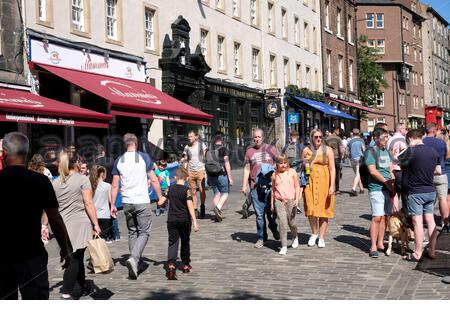 Edinburgh, Schottland, Großbritannien. August 2020. Warmes sonniges Wetter bringt die Besucher in die Cafés und Bars im Grassmarket. Kredit: Craig Brown/Alamy Live Nachrichten Stockfoto